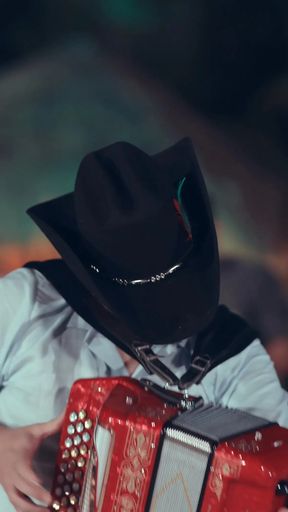 Acordeón rojo y sombrero en la agrupación de Alex Noah