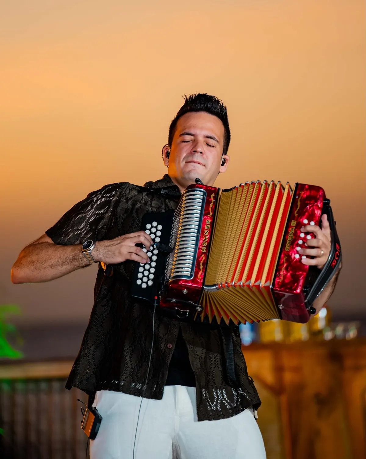 Carlos Rueda tocando el acordeón al atardecer