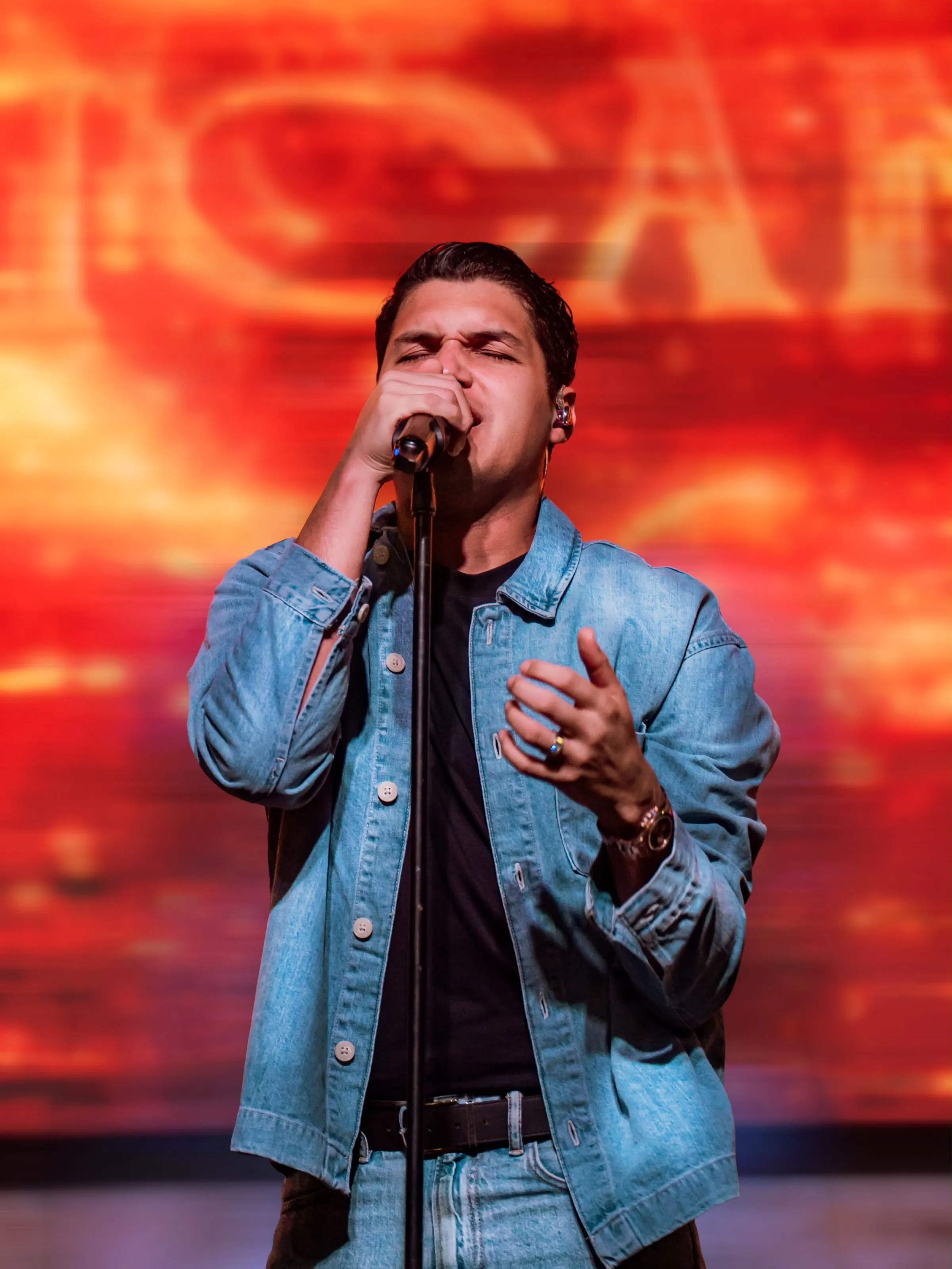 Elder Dayan Díaz cantando en tarima