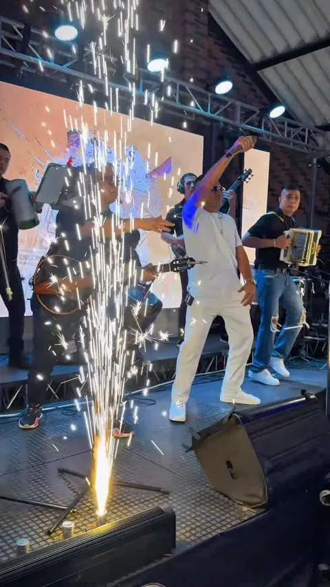 Juanse Zapata en tarima con chispas de pirotecnia fría