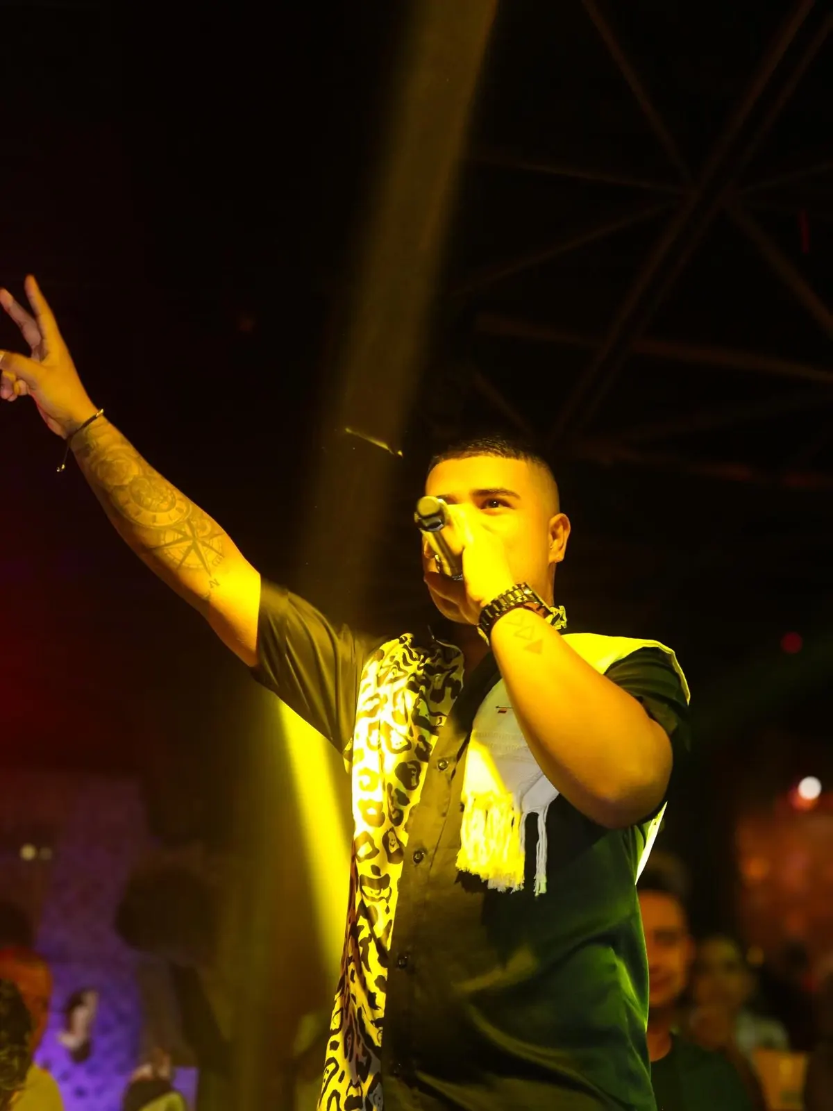 Julián Carrillo cantando con el brazo en alto