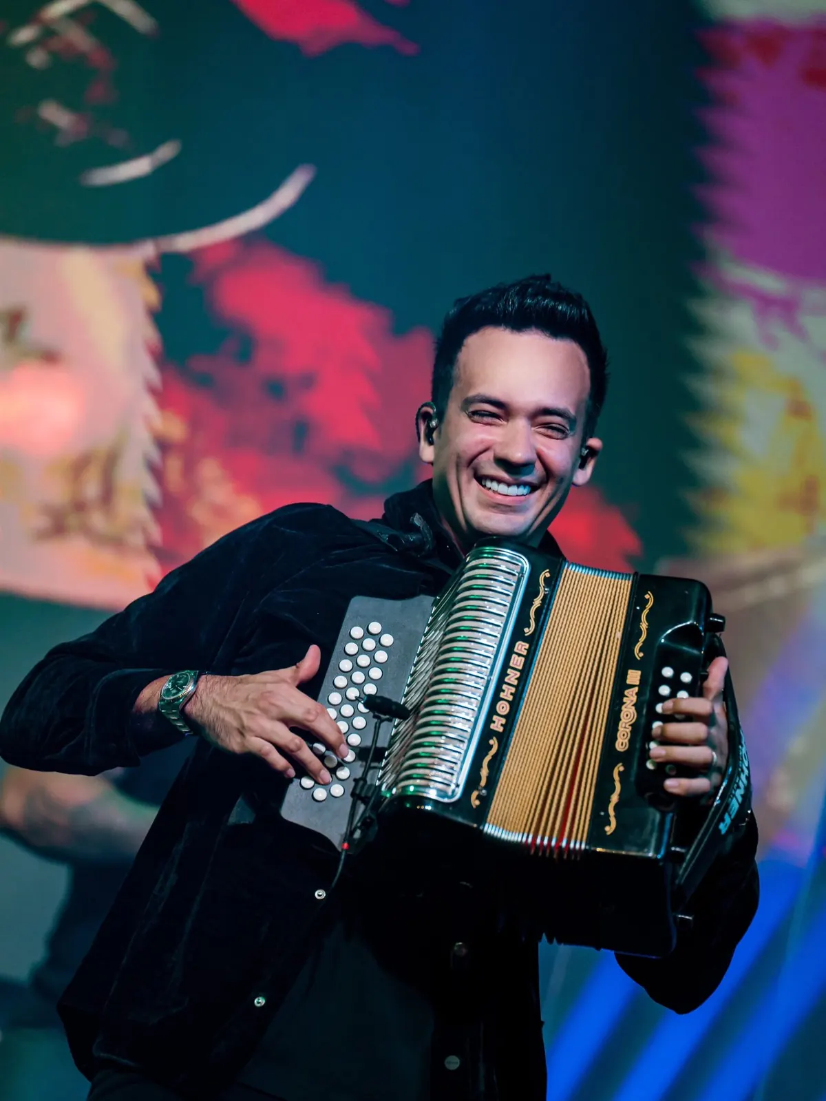 Público cantando y celebrando en el concierto